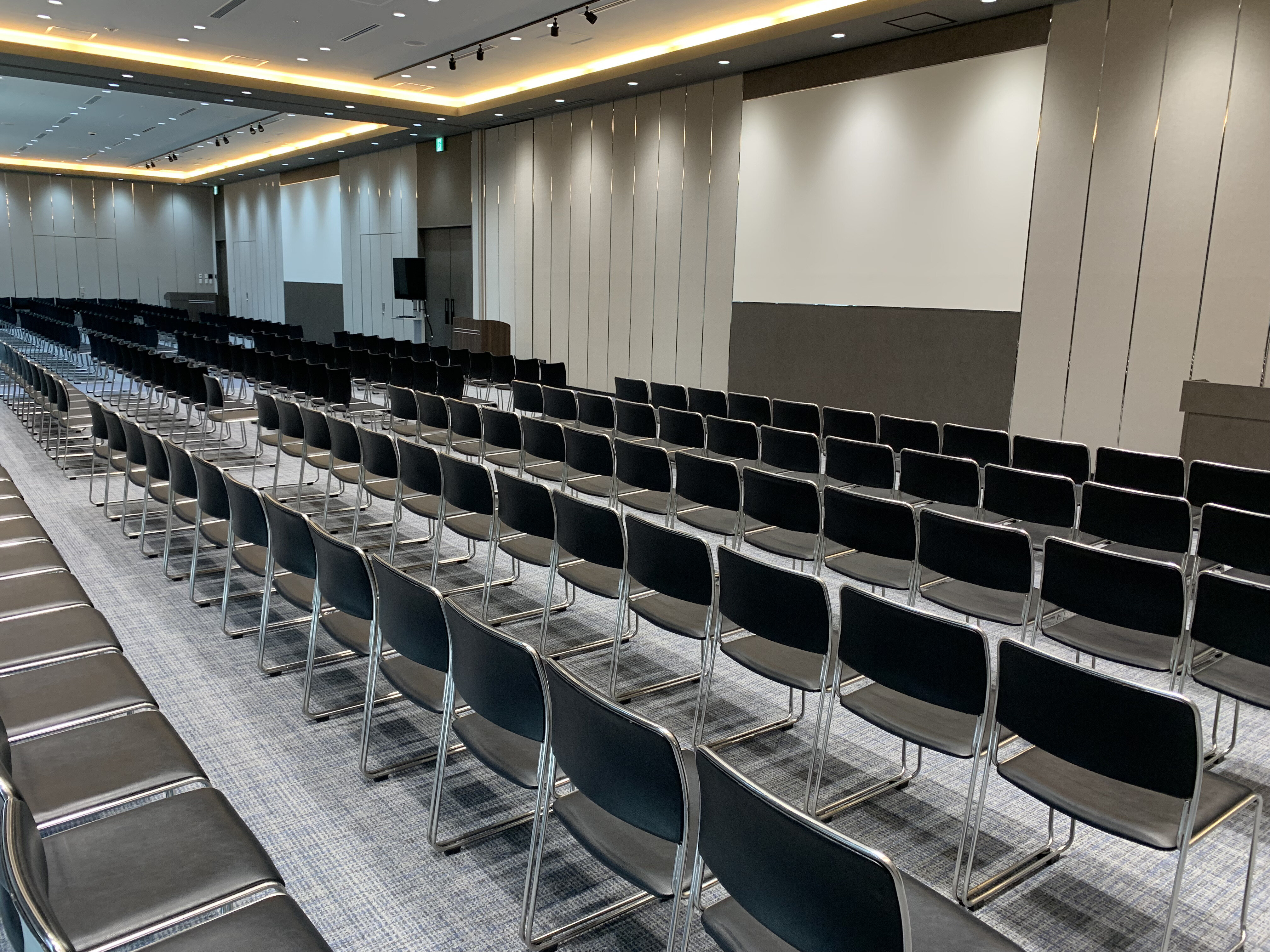 シアター形式300席で設営した会場（Room A＋B）