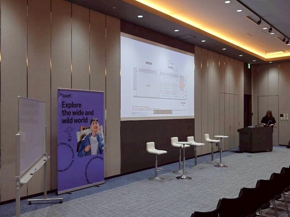 登壇者用のハイチェア・ハイテーブル