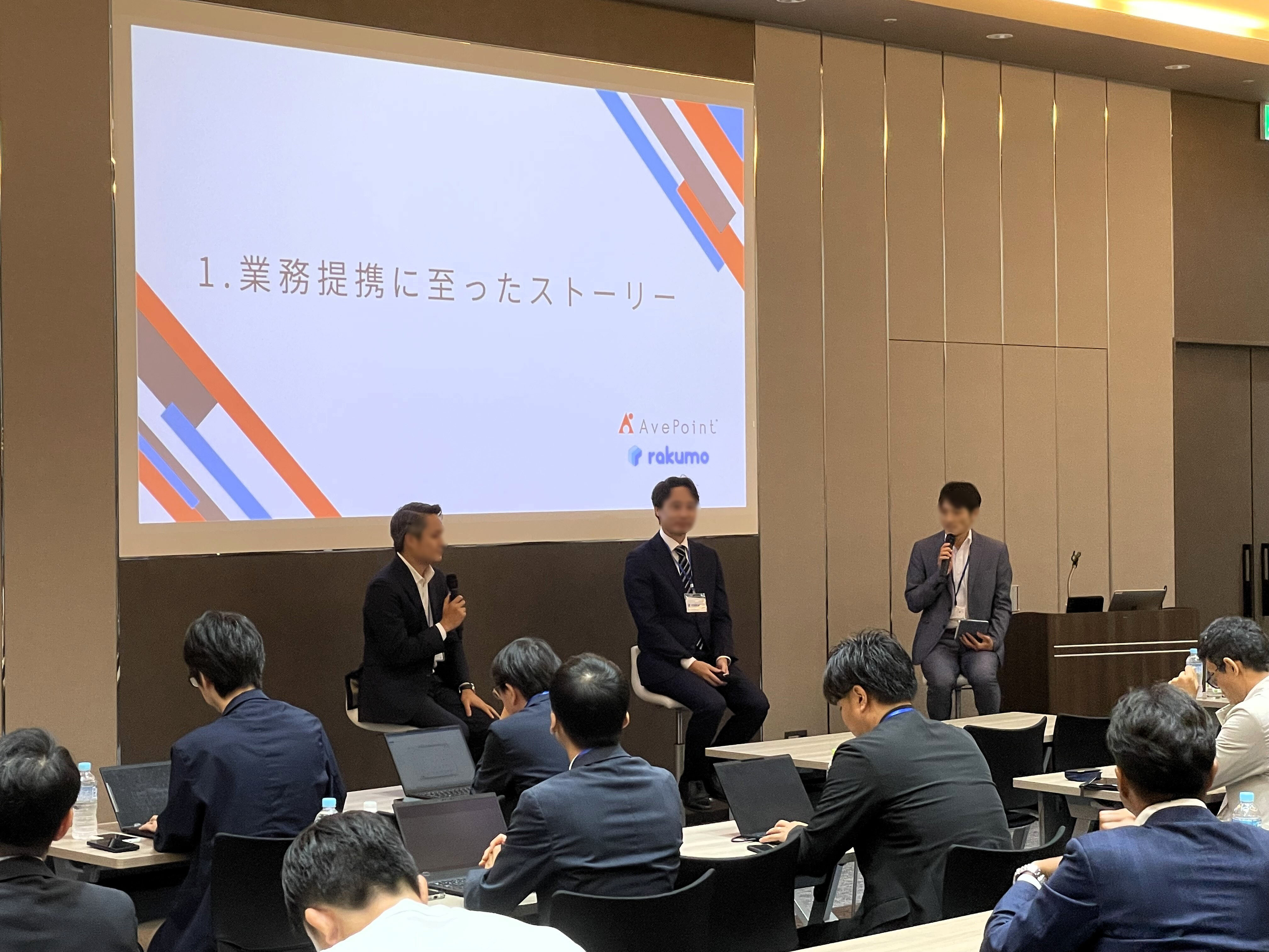 登壇者はハイチェアを使用