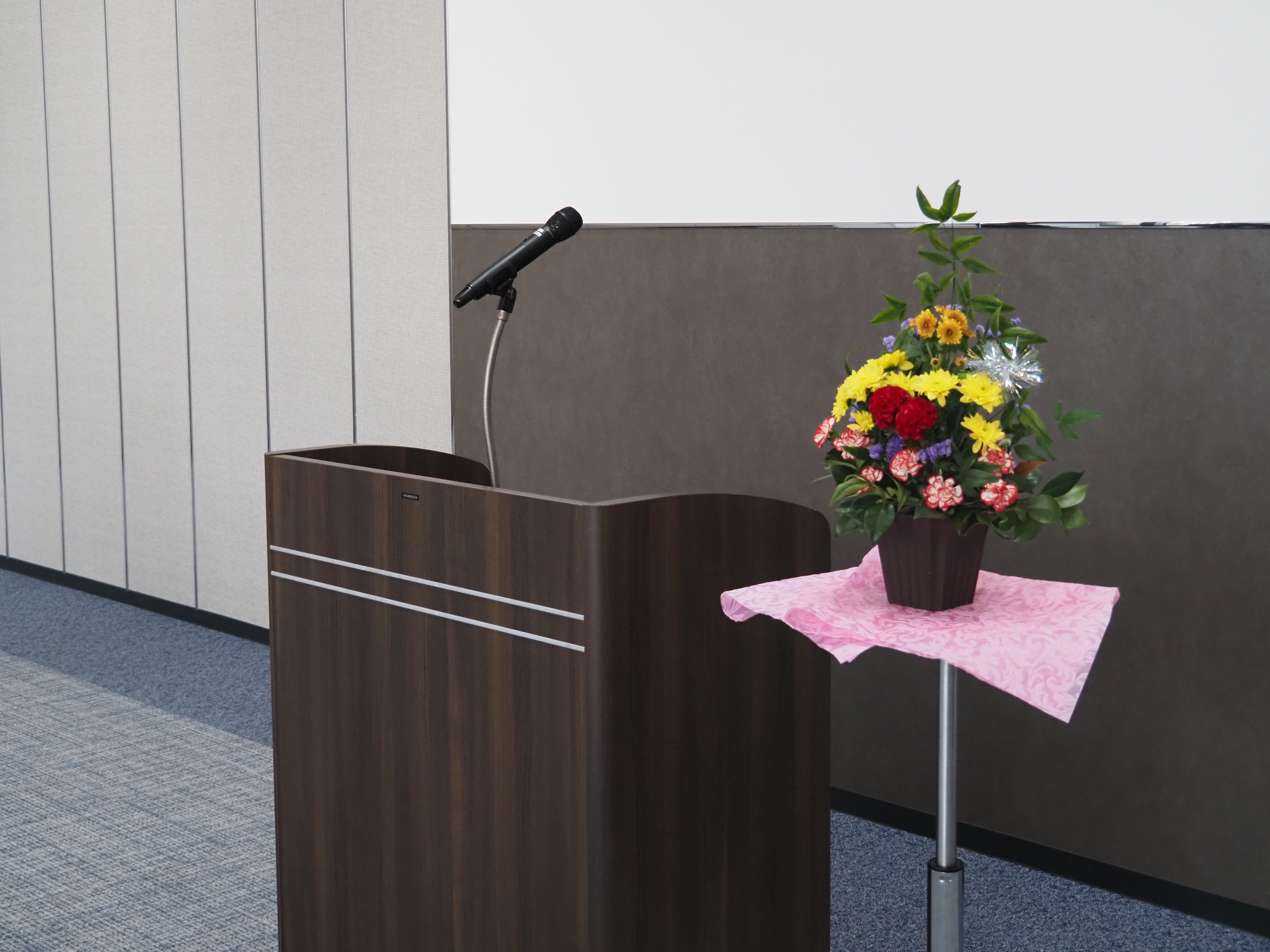 演台と装花