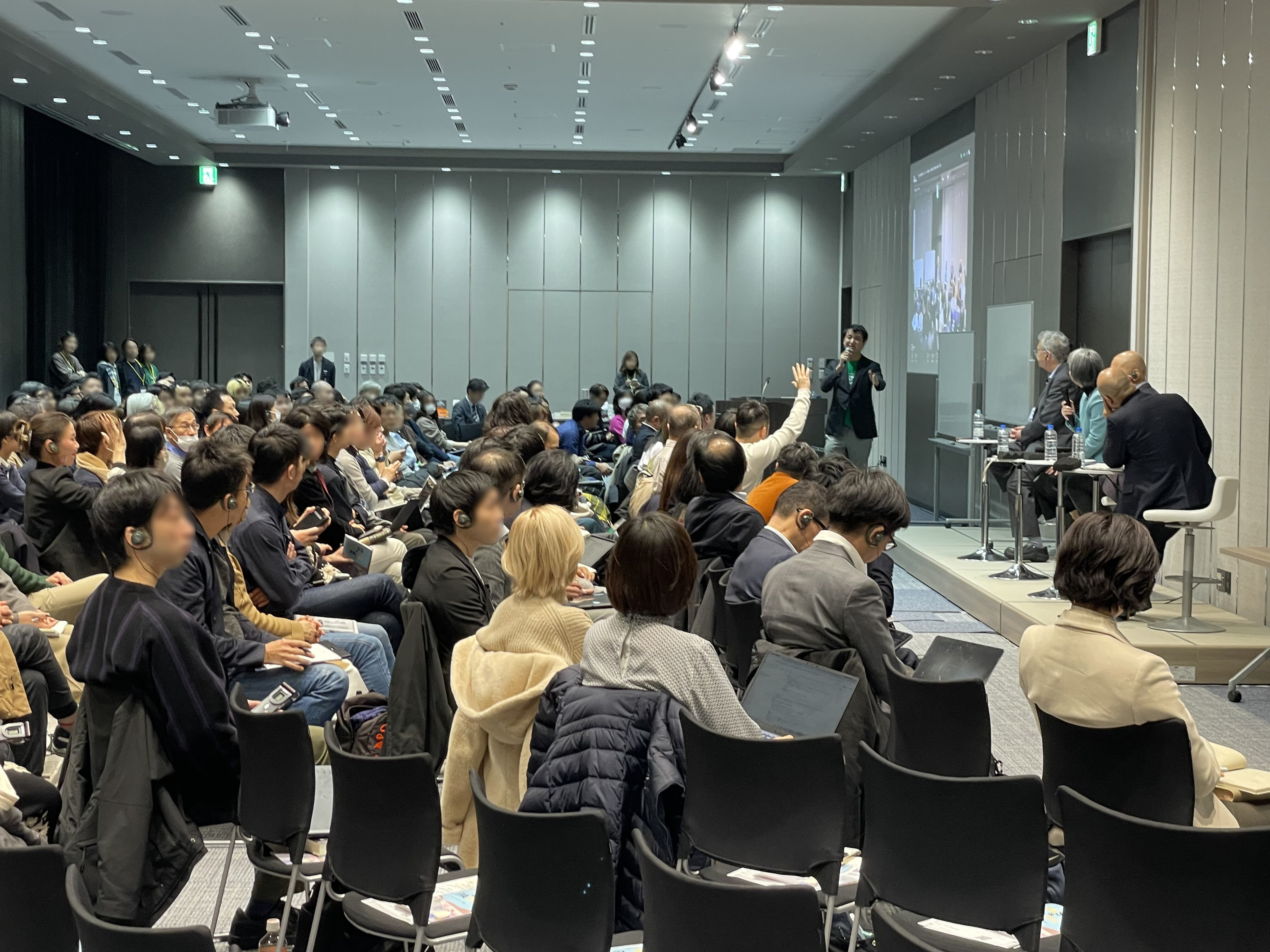 挙手形式で進行した質疑応答の様子