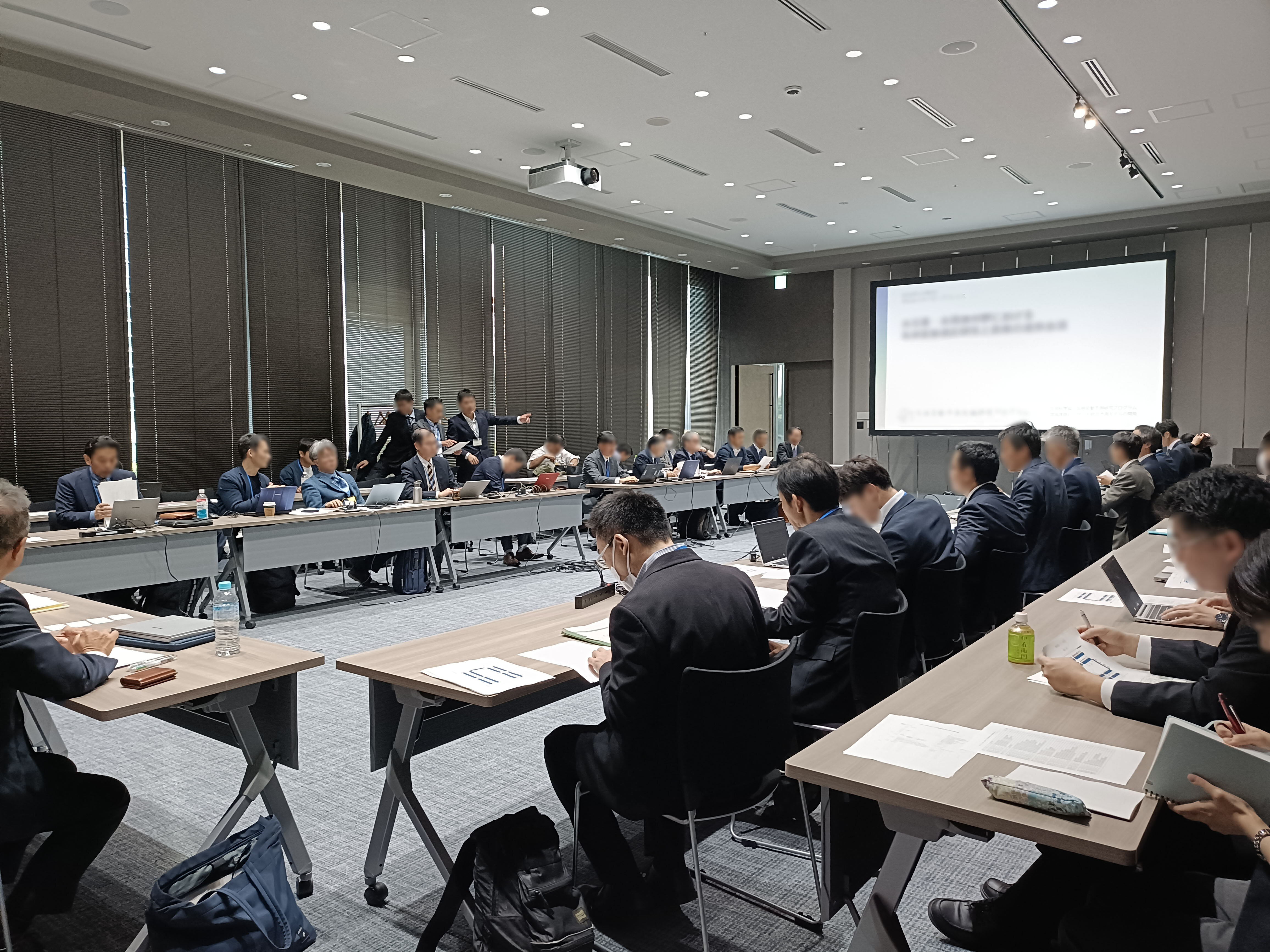 ブラインドを下ろして会議を行う様子