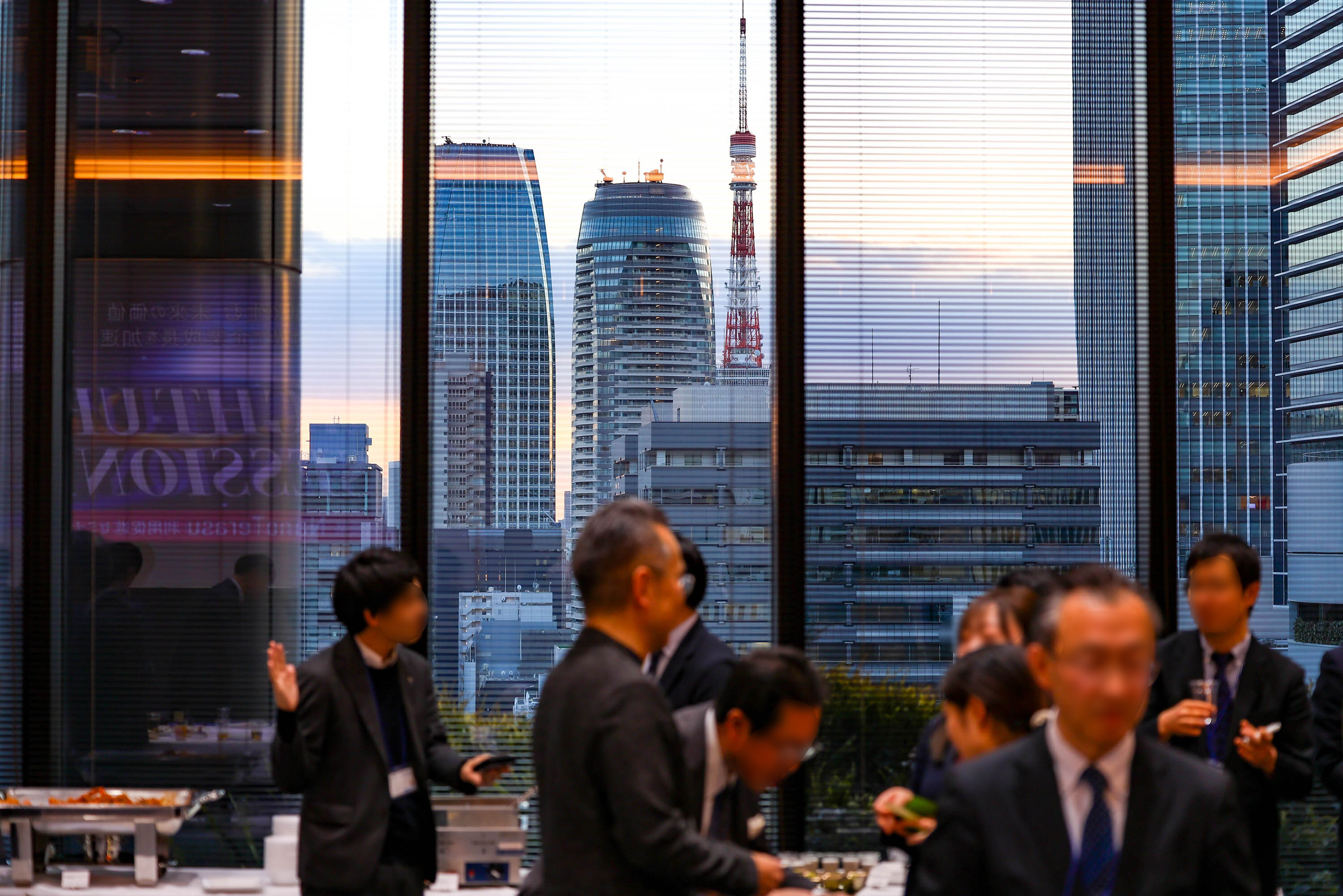 東京タワーと虎ノ門の街並みを望む、開放感のある懇親会会場