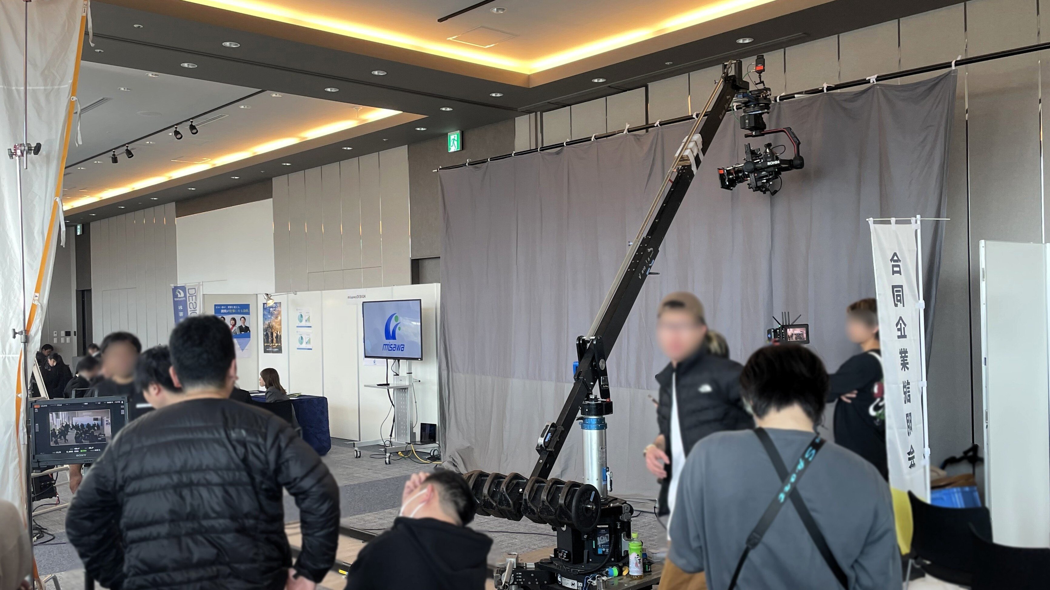 会場内にカメラジブ（クレーン）を設置し、立体的なカメラワークで撮影を実施