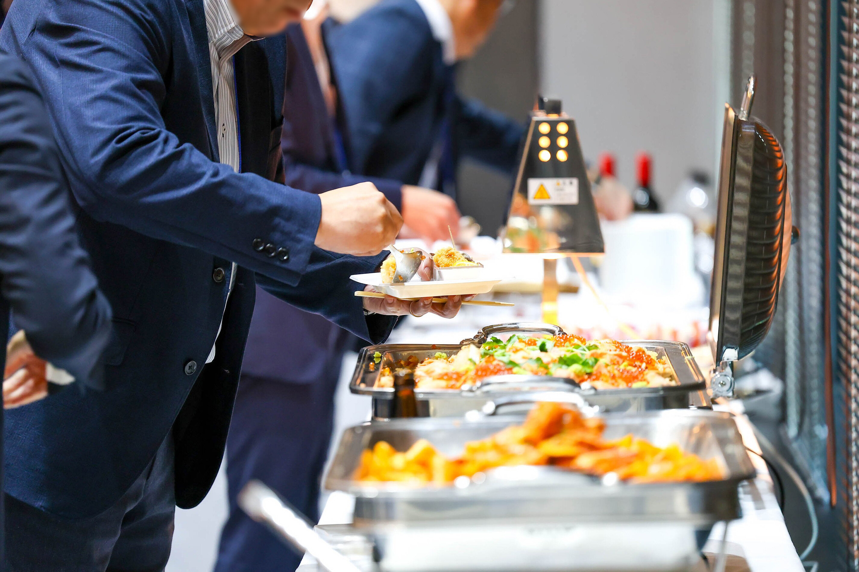 同フロアの隣接会場へ移動し、スムーズに開始された懇親会