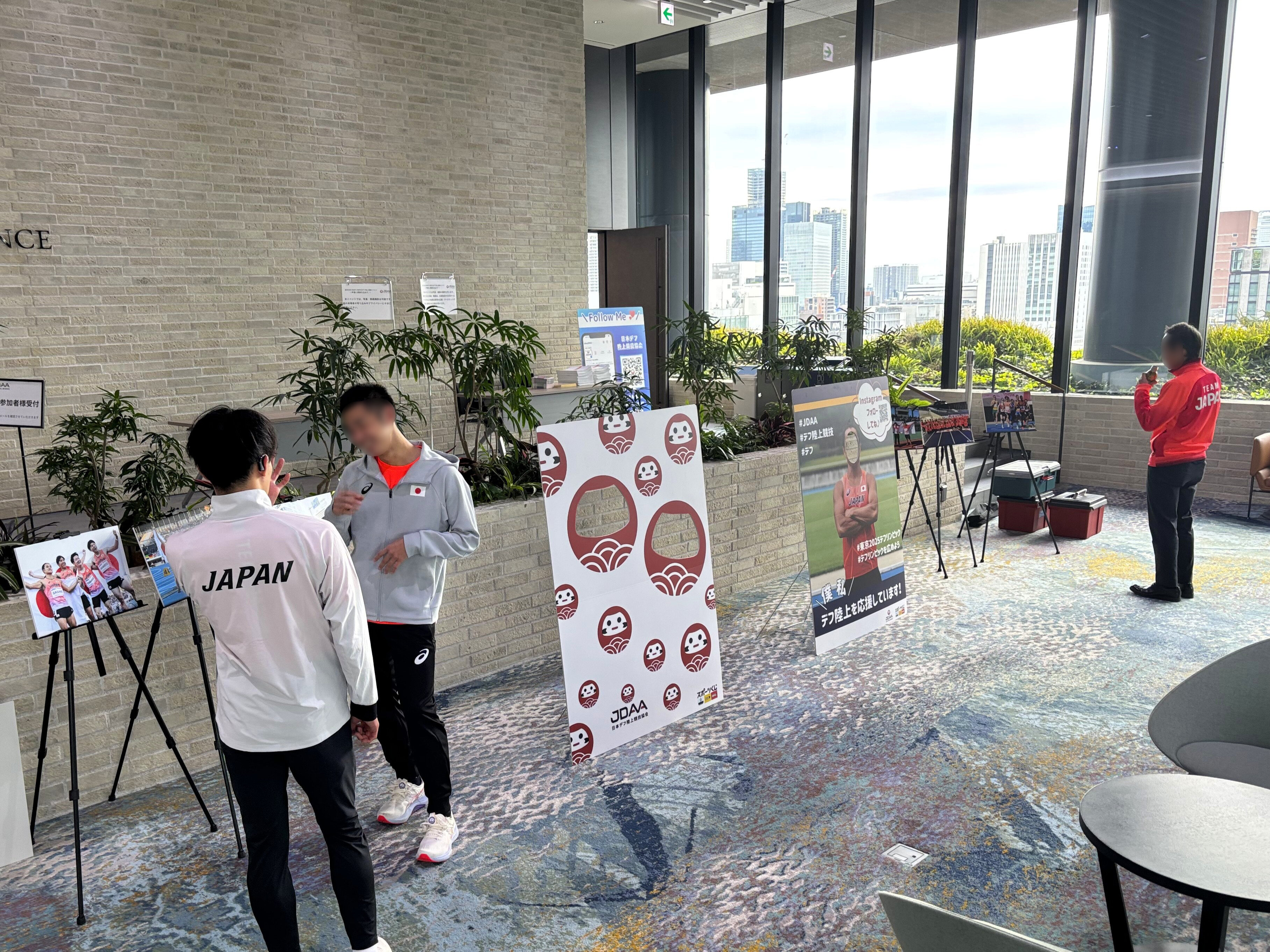 自然光が差し込む開放感あるスカイロビーを活用した展示スペース