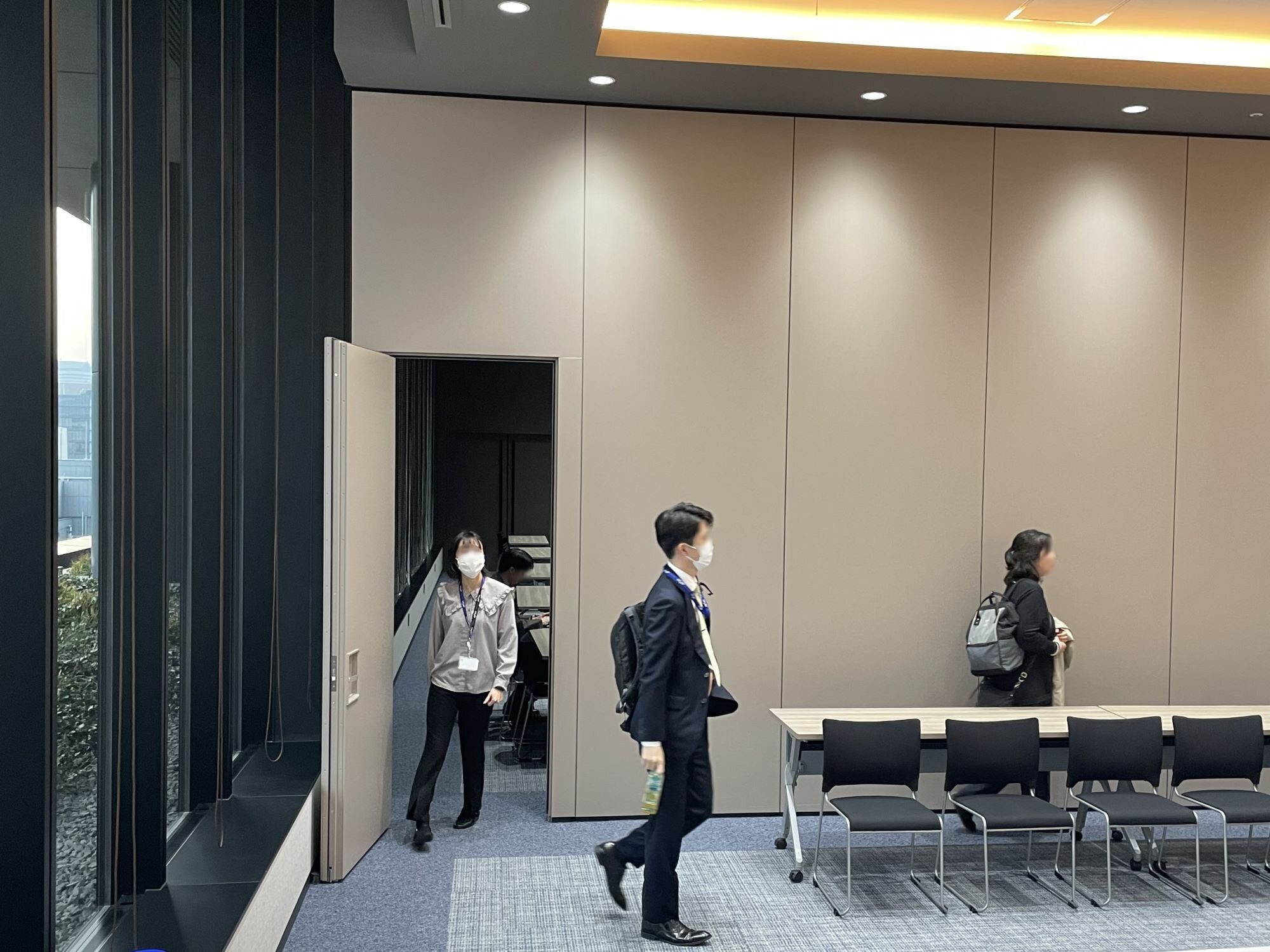 RoomAからRoomB（懇親会会場）へ移動する様子