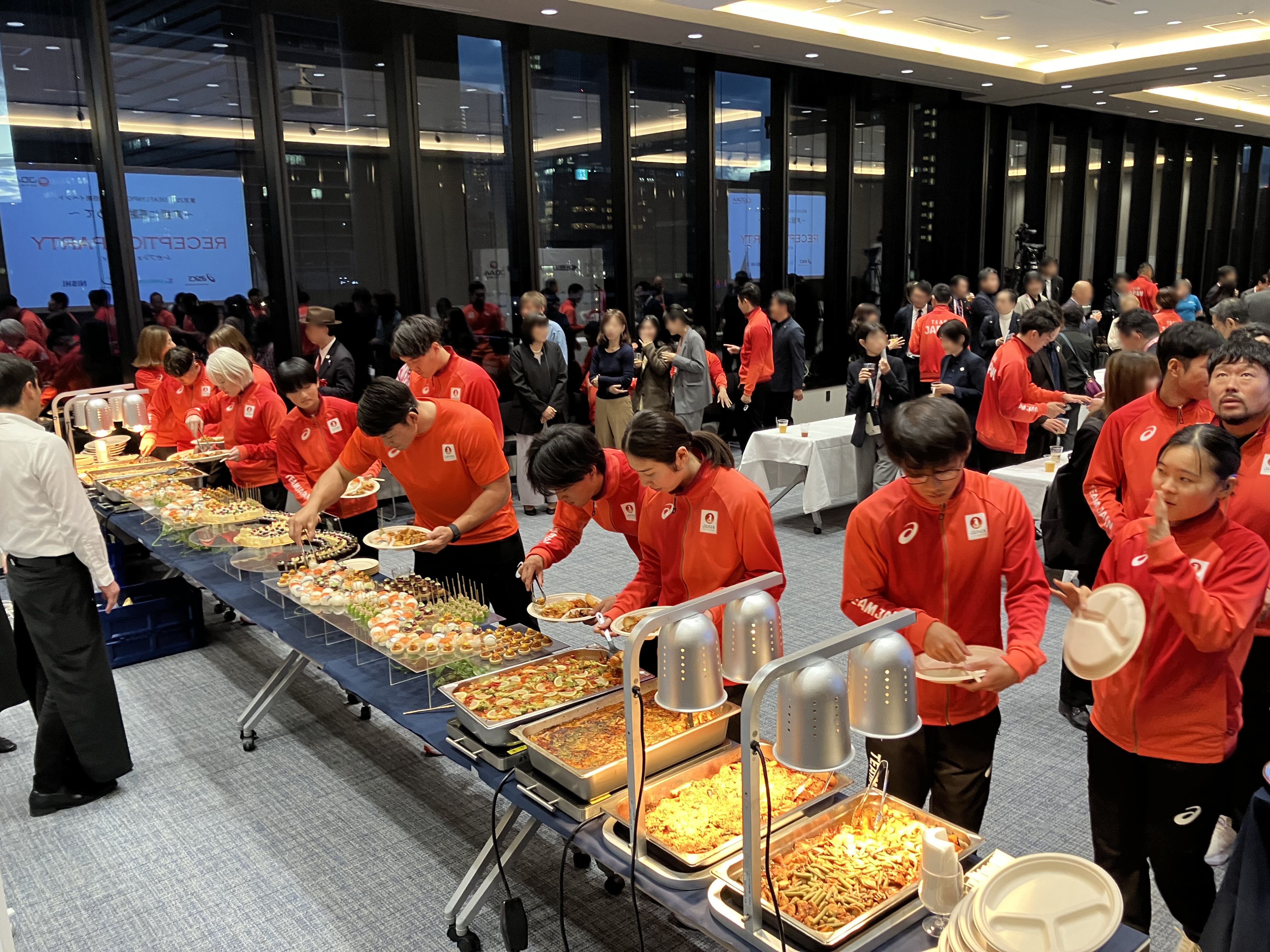 立食形式の懇親会における会場内の様子