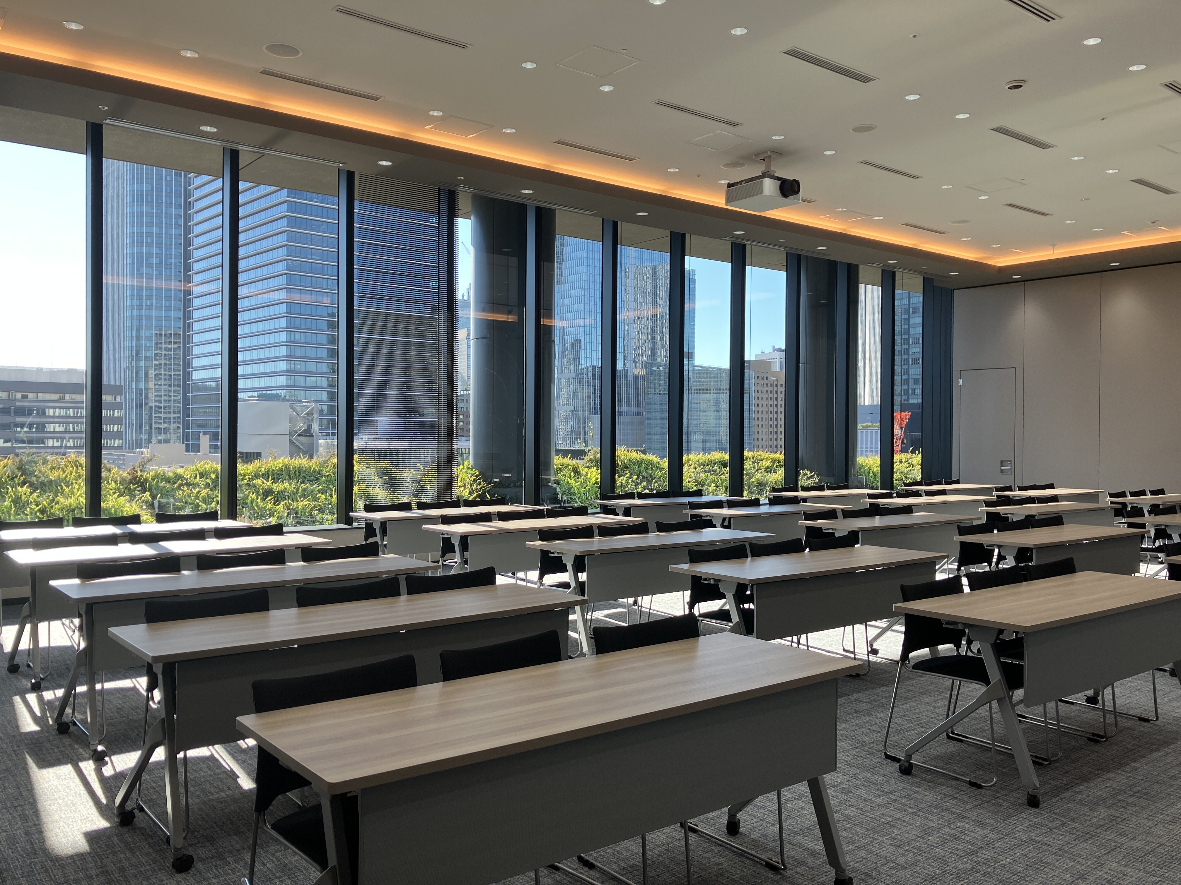 自然光が差し込む会場の様子