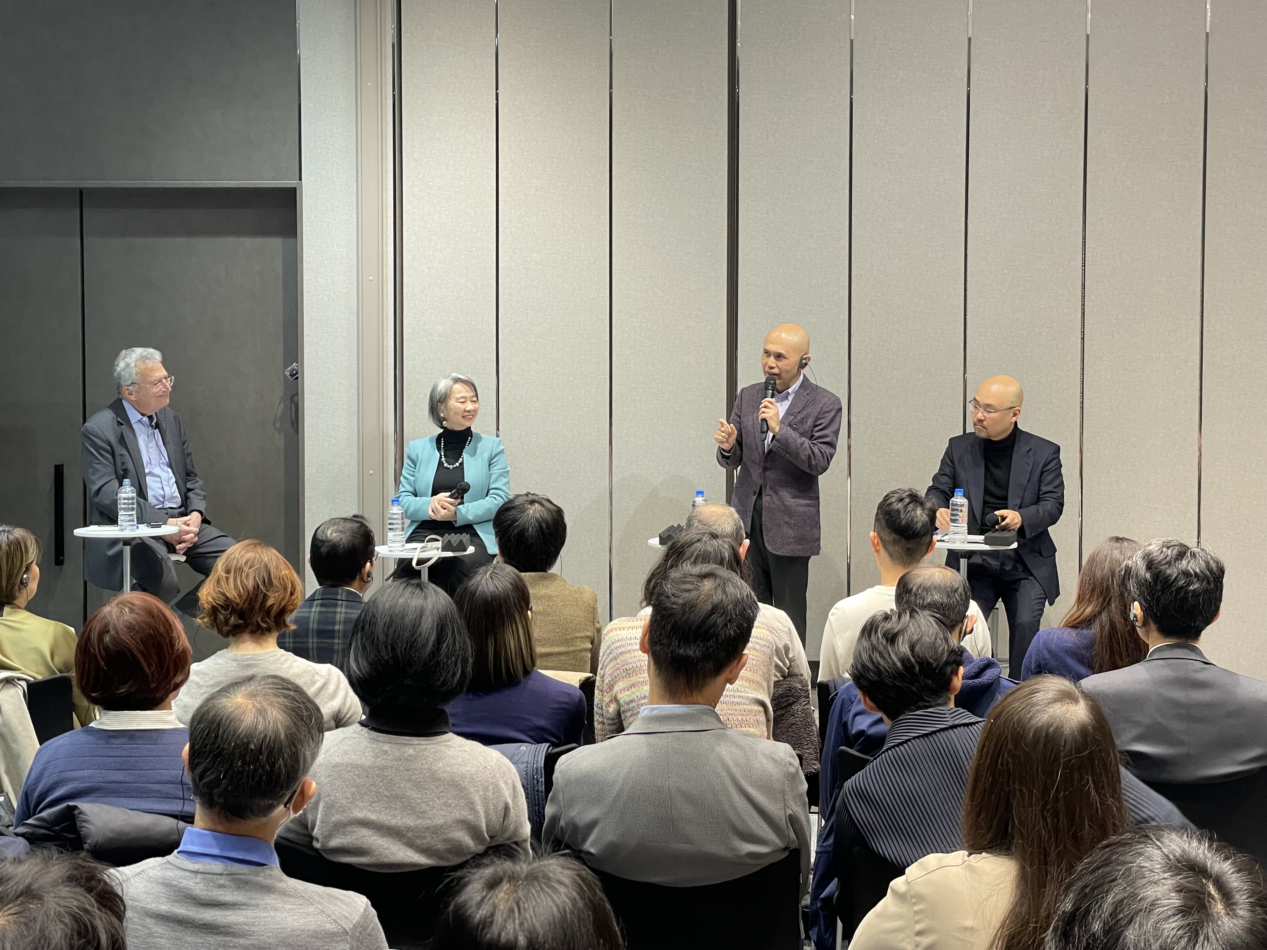4名登壇によるトークセッションの様子