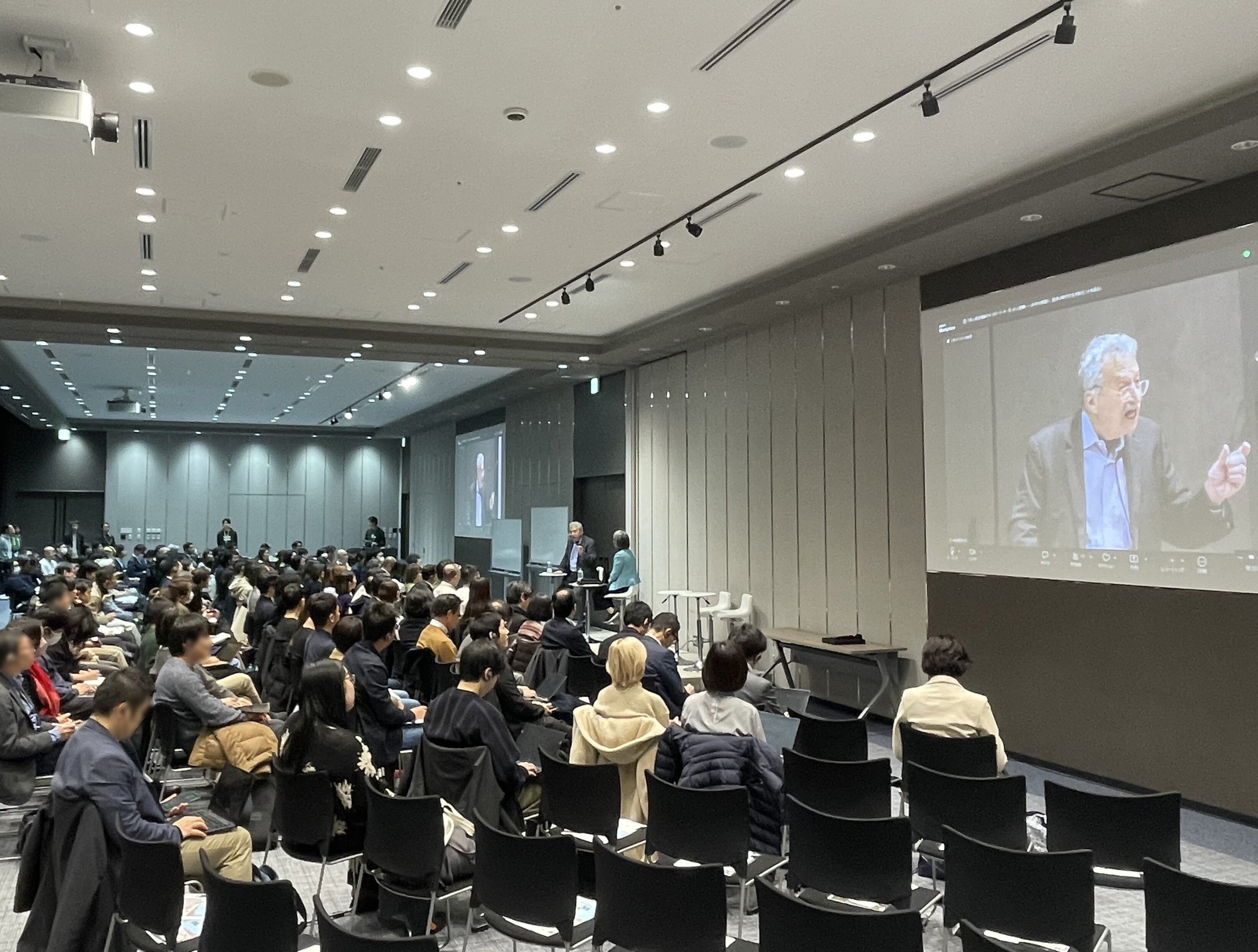 対談形式で進行された来日講演の様子