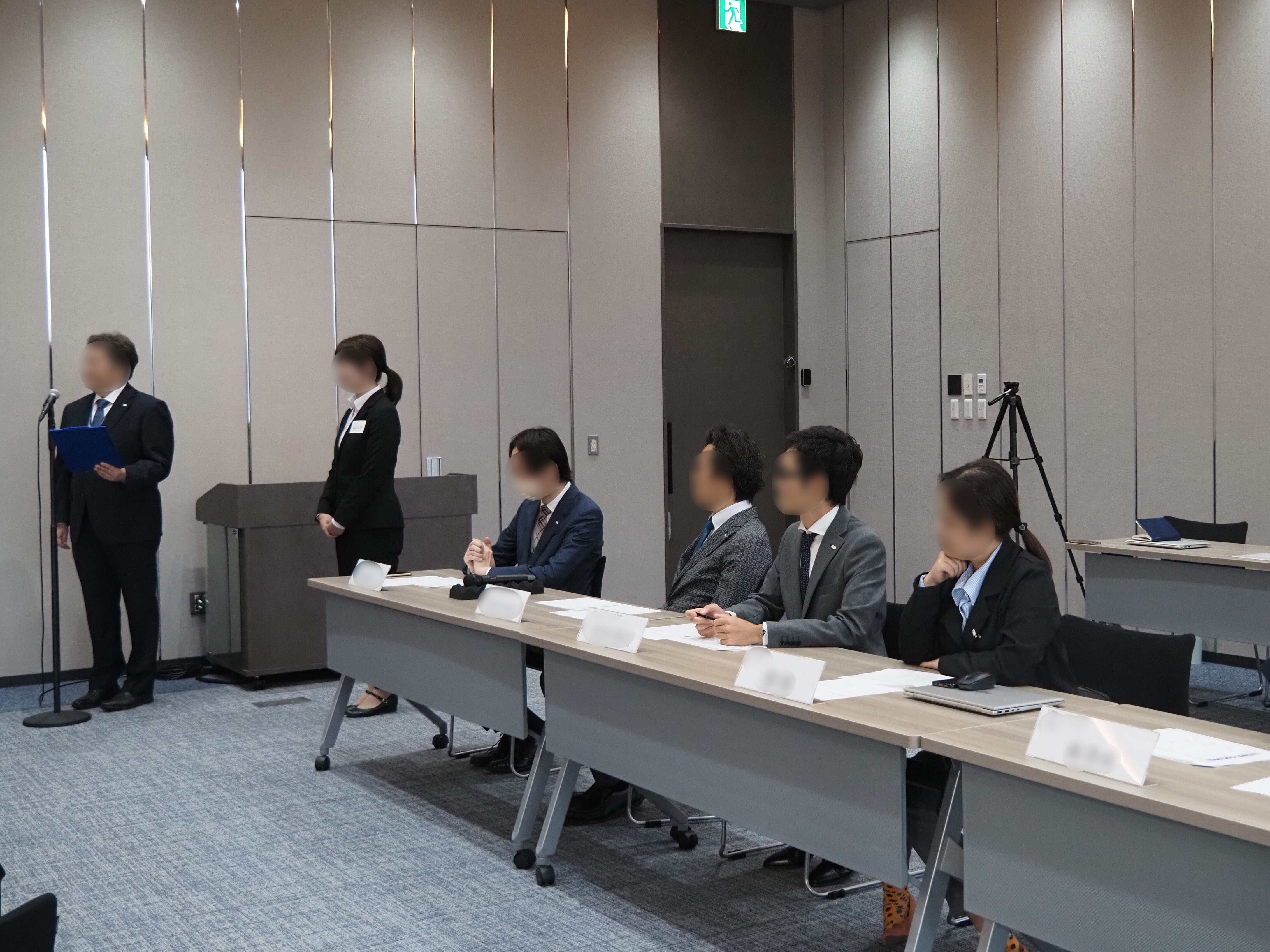 司会者および役員席の様子