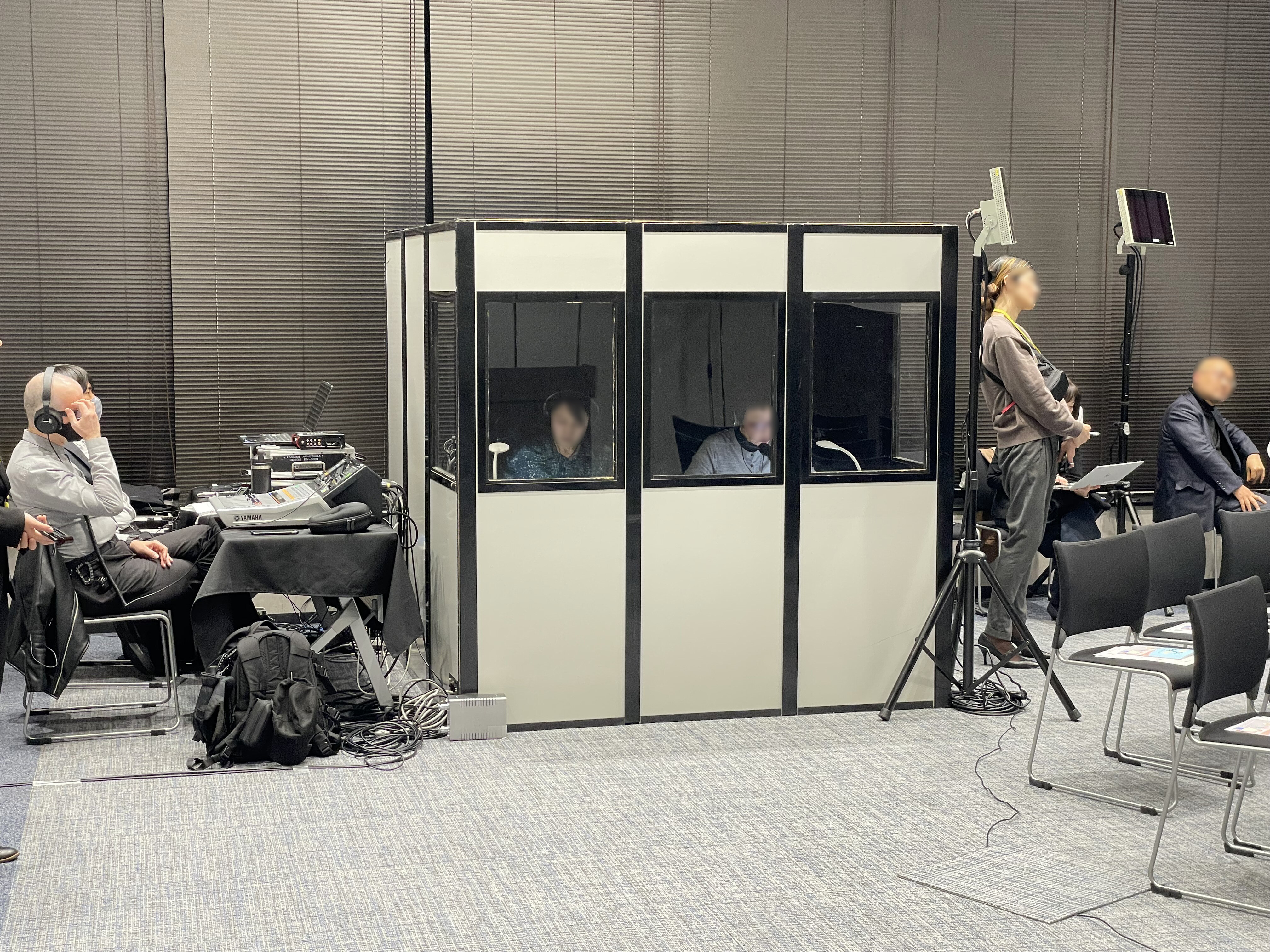 会場後方に設置した同時通訳ブース（通訳2名体制）